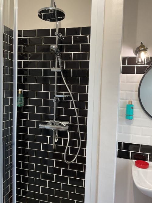 Douche moderne avec carrelage noir brillant, salle de bain maison d’hôtes à Evry, Essonne, France, confort, propreté, détente, bien-être