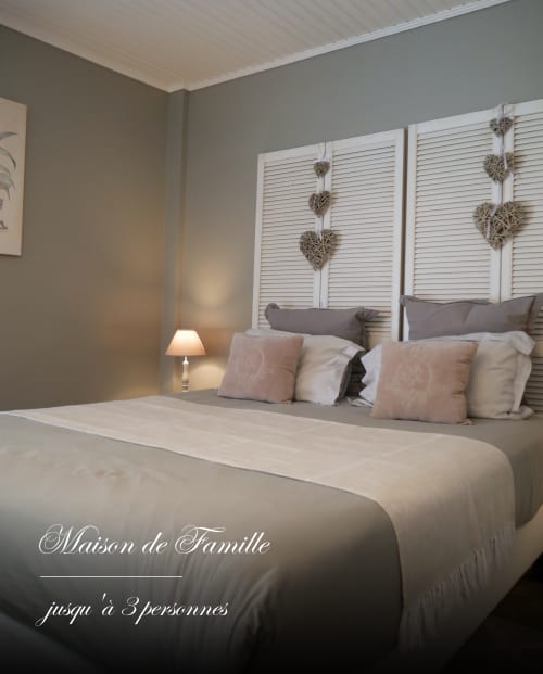 Chambre familiale élégante avec lit confortable, décoration douce, maison d’hôtes à Evry, Essonne, France, charme, confort, ambiance chaleureuse et douce