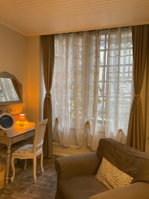 Coin salon lumineux avec bureau élégant près fenêtre, chambre maison d’hôtes à Evry, Essonne, France, charme, confort, ambiance chaleureuse de maison de campagne