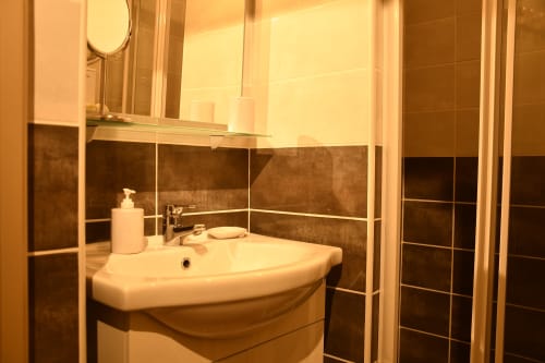 Séjour en Meuse près de Verdun, Grand Est. Gites au logis des chouettes à Chatillon-sous-les-côtes. Pour un séjour Nature et bien-être avec jacuzzi et salle de jeux. Fête de la MIrabelle à Metz, Enenevol à Chambley, Luxembourg, lac de Madine, Nancy. Location de vacances. Vacances en famille. EVJF. Meublé de tourisme près de Verdun de 2 à 10 personnes. Séjour en Meuse près de Verdun et des champs de bataille. Ossuaire et Mémorial de Douaumont. Voie verte Verdun, cyclotourisme Verdun. MET Festival. Gite le grand logis des chouettes, 5 chambres à Chatillon-sous-les-côtes près de Verdun