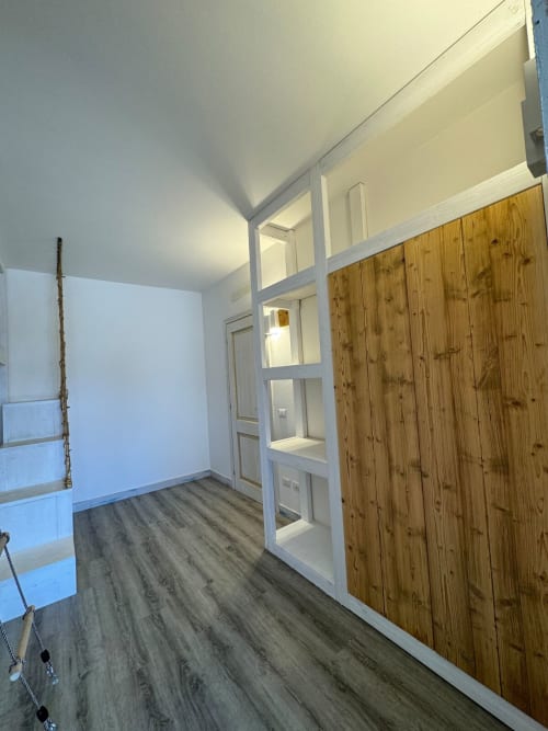 Camera moderna a Villa Carrie Porto Pozzo con armadio in legno, pareti bianche e pavimento in laminato a Santa Teresa