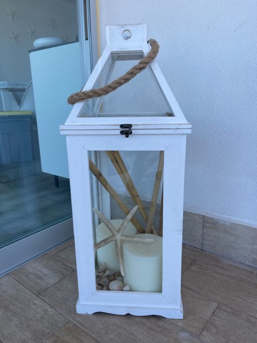 Lanterna costiera bianca con manico in corda e decorazione di stella marina a Villa Carrie Porto Pozzo
