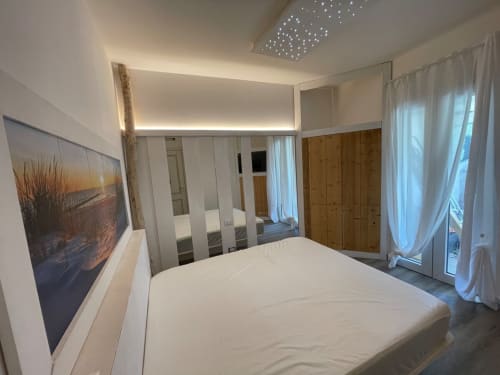 Camera moderna di Villa Carrie Porto Pozzo con soffitto stellato, armadio a specchi e accesso alla terrazza a Santa Teresa