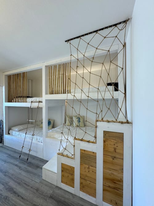 Letto a castello con divisorio in rete di corda a Villa Carrie Porto Pozzo, Santa Teresa Gallura