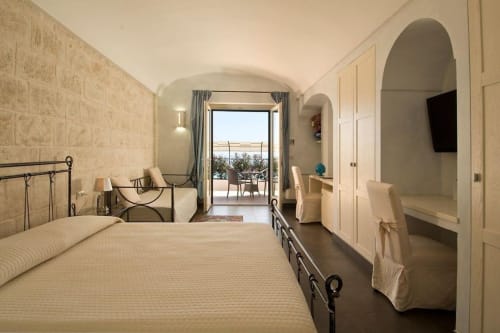 Geräumige Junior Suite im Al Mirador Resort in Fasano mit Gewölbedecken, Meerblickterrasse und modernen Annehmlichkeiten