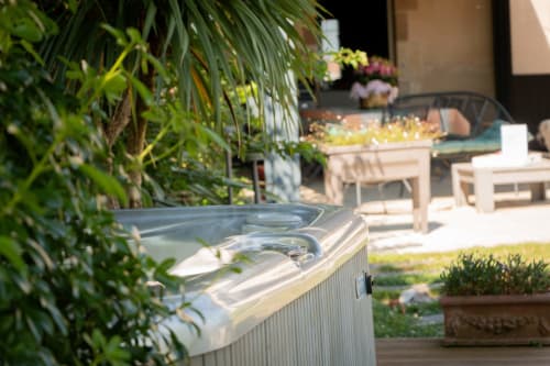 gîte Puy du Fou avec piscine et jacuzzi, maison d’hôtes Puy du Fou, gîte avec jacuzzi et piscine Vendée, hébergement Puy du Fou avec piscine et jacuzzi, gîtes Marie Barrault maison d’hôtes Marie Barrault, gîte Les Herbiers avec piscine et jacuzzi, maison d’hôtes avec spa proche Puy du Fou à 58 mn de Nantes, hébergement proche du Puy du Fou avec piscine et jacuzzi, séjour détente proche Puy du Fou, Maison d’hôtes avec piscine, sauna et jacuzzi proche du Puy du Fou en Vendée, Gîte aux Herbiers à deux pas du Puy du Fou, Week-end bien-être en Vendée dans une maison d’hôtes avec piscine jacuzzi et sauna, proche du Puy du Fou