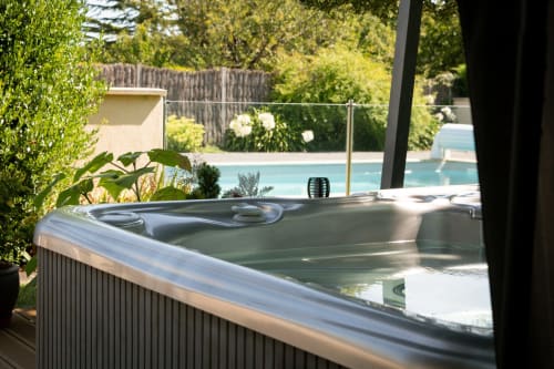 gîte Puy du Fou avec piscine et jacuzzi, maison d’hôtes Puy du Fou, gîte avec jacuzzi et piscine Vendée, hébergement Puy du Fou avec piscine et jacuzzi, gîtes Marie Barrault maison d’hôtes Marie Barrault, gîte Les Herbiers avec piscine et jacuzzi, maison d’hôtes avec spa proche Puy du Fou à 58 mn de Nantes, hébergement proche du Puy du Fou avec piscine et jacuzzi, séjour détente proche Puy du Fou, Maison d’hôtes avec piscine, sauna et jacuzzi proche du Puy du Fou en Vendée, Gîte aux Herbiers à deux pas du Puy du Fou, Week-end bien-être en Vendée dans une maison d’hôtes avec piscine jacuzzi et sauna, proche du Puy du Fou