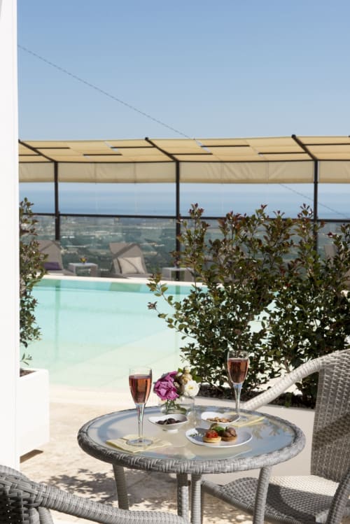 Dachterrassendining im Al Mirador Resort mit Infinity-Pool, Panoramablick, Champagner und Appetitbissen