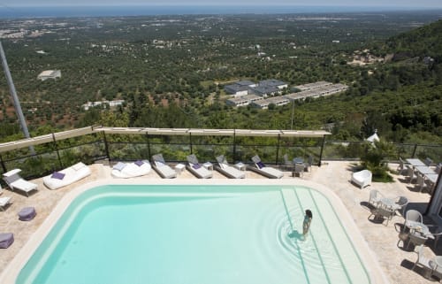 Swimmingpool des Al Mirador Resort mit Blick auf die Fasano-Landschaft, Liegestühle und Waldaussicht