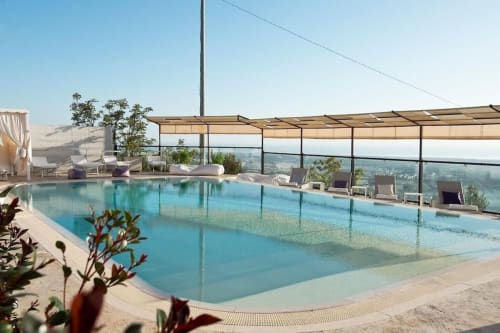Dachpool des Al Mirador Resort in Fasano mit Panoramablick, Liegen und Schattenstrukturen