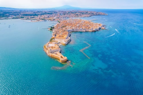 Vista aerea di Ortigia, Siracusa: affascinante cittadina costiera con acque turchesi del Mediterraneo