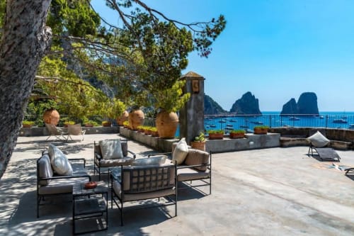 Terrazza della villa Capri La Conciergerie con vista mare e area relax panoramica sui Faraglioni
