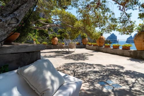 Terrazza panoramica di La Conciergerie Capri con vista mare, zone lounge e paesaggio mediterraneo