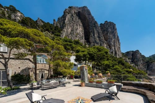 Terrazza della villa di lusso a La Conciergerie Capri con spettacolari scogliere calcaree, vista sul mare e giardini mediterranei