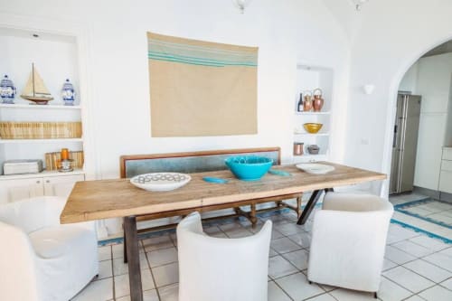 Cucina costiera moderna a Villa La Conciergerie Capri con accenti turchesi, tavolo in legno e vista mare
