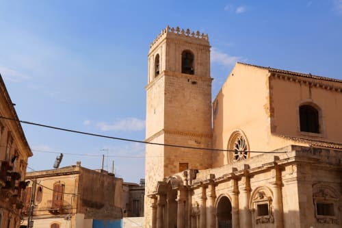 Torre storica della chiesa di Siracusa, Sicilia in pietra color miele, vicino al B&B Corte Sicula