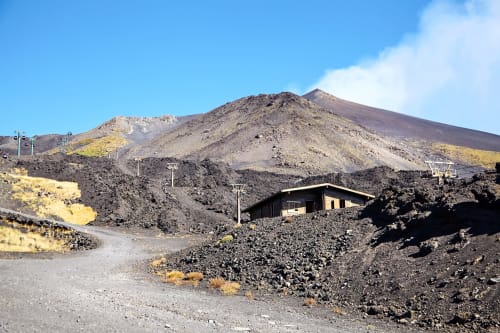 Rustica struttura B&B sui pendii vulcanici dell'Etna, Catania Sicilia con paesaggio di roccia lavica nera