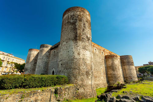 Antico castello normanno con torri in pietra a Catania, Sicilia vicino a Todo Sicily Apartment B&B 4 Elementi