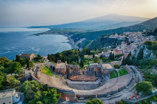 Antico teatro greco con vista sulla baia di Catania e l'Etna, Sicilia