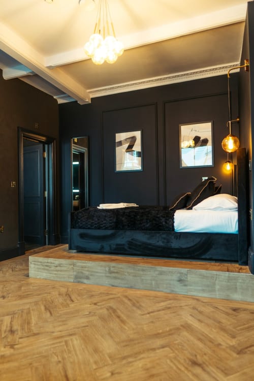 Experience the ultimate relaxation at our Judges suite apartment with spa facilities. Located in the heart of Morpeth, Northumberland. Enjoy hot tubs, sauna & more. Book now!