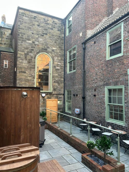 Experience the ultimate relaxation at our Judges suite apartment with spa facilities. Located in the heart of Morpeth, Northumberland. Enjoy hot tubs, sauna & more. Book now!