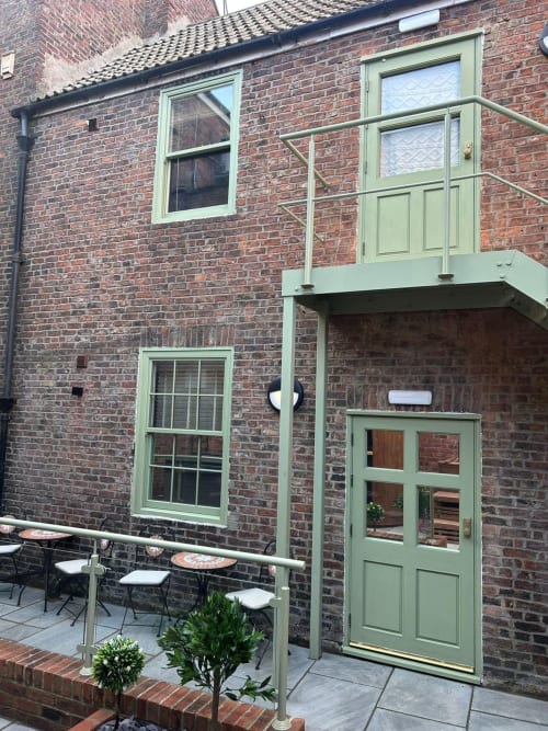 Stay in the heart of Morpeth, Northumberland. Enjoy Restaurants, Cocktail bars, Coffee shops, &amp; Boutiques. Stylish apartment with roll top bath. Hot, Cold tubs &amp; Sauna available. Max occupancy: 4.