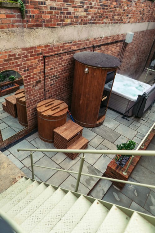 Stay at the heart of Morpeth in this stylish apartment with spa amenities. Enjoy a roll top bath, hot tub, sauna, and more. Max occupancy: 4.
