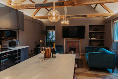 Stay at the heart of Morpeth in this stylish Penthouse with spa facilities. Book now and enjoy a centrally located apartment with a roll top bath. Private hot tub, sauna, and more amenities included. Sleeps up to 5 guests.
