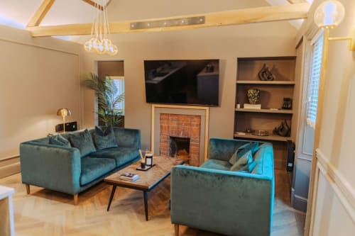 Stay at the heart of Morpeth in this stylish Penthouse with spa facilities. Book now and enjoy a centrally located apartment with a roll top bath. Private hot tub, sauna, and more amenities included. Sleeps up to 5 guests.