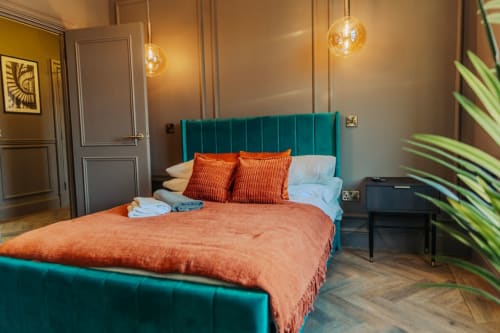 Stay at the heart of Morpeth in this stylish Penthouse with spa facilities. Book now and enjoy a centrally located apartment with a roll top bath. Private hot tub, sauna, and more amenities included. Sleeps up to 5 guests.
