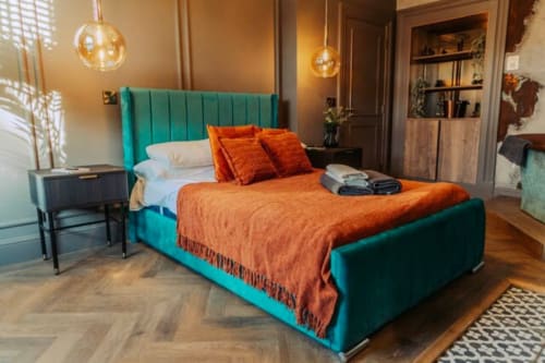 Stay at the heart of Morpeth in this stylish Penthouse with spa facilities. Book now and enjoy a centrally located apartment with a roll top bath. Private hot tub, sauna, and more amenities included. Sleeps up to 5 guests.