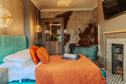 Stay at the heart of Morpeth in this stylish Penthouse with spa facilities. Book now and enjoy a centrally located apartment with a roll top bath. Private hot tub, sauna, and more amenities included. Sleeps up to 5 guests.
