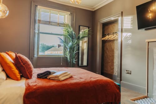 Stay at the heart of Morpeth in this stylish Penthouse with spa facilities. Book now and enjoy a centrally located apartment with a roll top bath. Private hot tub, sauna, and more amenities included. Sleeps up to 5 guests.