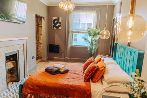 Stay at the heart of Morpeth in this stylish Penthouse with spa facilities. Book now and enjoy a centrally located apartment with a roll top bath. Private hot tub, sauna, and more amenities included. Sleeps up to 5 guests.