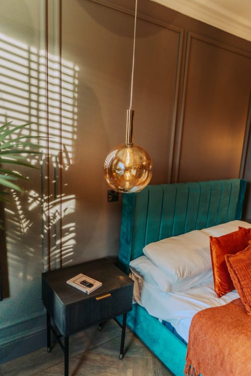 Stay at the heart of Morpeth in this stylish Penthouse with spa facilities. Book now and enjoy a centrally located apartment with a roll top bath. Private hot tub, sauna, and more amenities included. Sleeps up to 5 guests.