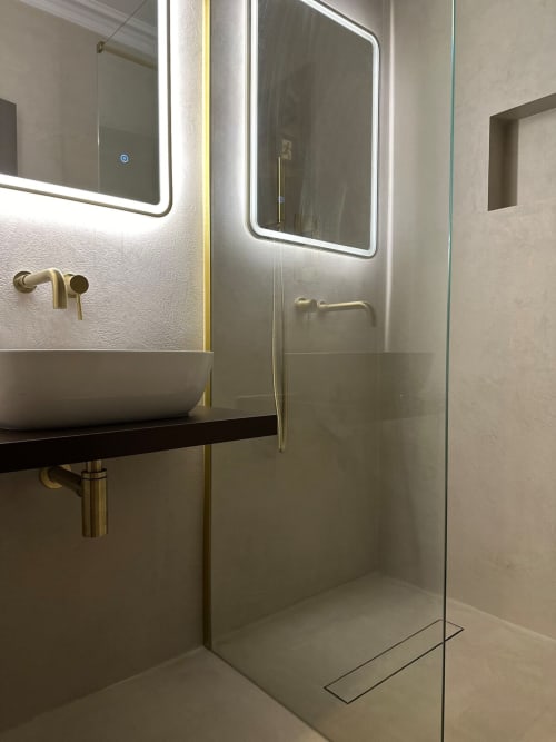 Stay at the heart of Morpeth in this stylish Penthouse with spa facilities. Book now and enjoy a centrally located apartment with a roll top bath. Private hot tub, sauna, and more amenities included. Sleeps up to 5 guests.