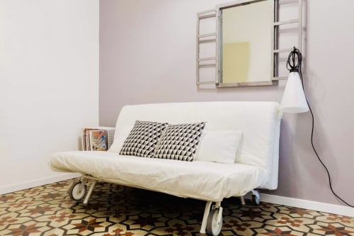 Moderno divano letto bianco con cuscini geometrici nella camera Aria del Todo Sicily B&B, Catania
