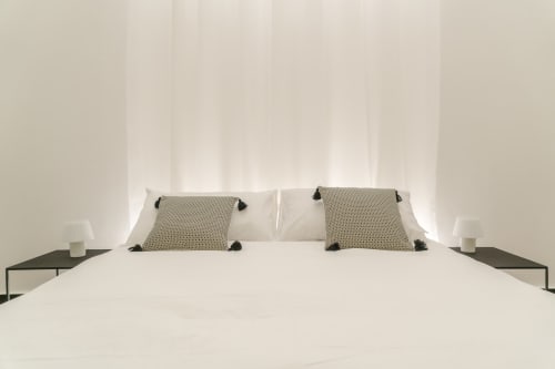 Camera moderna del Todo Sicily B&B di Catania con elegante letto bianco, cuscini decorativi e arredamento minimalista
