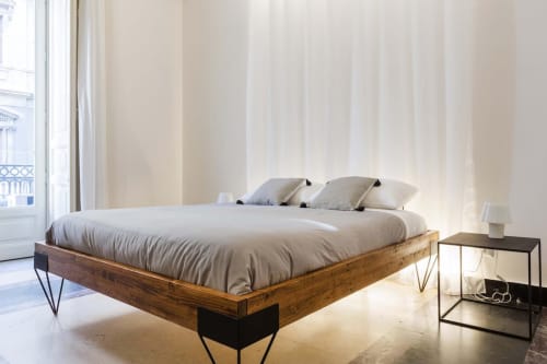 Camera luminosa e minimalista al Todo Sicily B&B di Catania con letto in legno, biancheria crema e balcone con vista sulla città