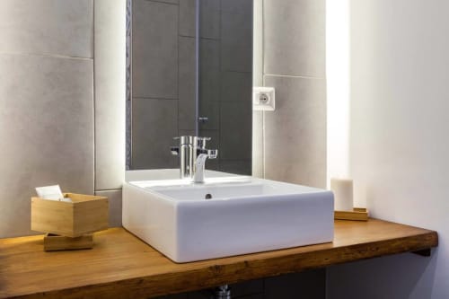 Moderno lavabo con vasca bianca e specchio nella struttura Todo Sicily B&B a Catania, Sicilia