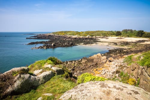 Petite crique rocheuse aux eaux turquoise près de Saint Pair sur Mer, Normandie