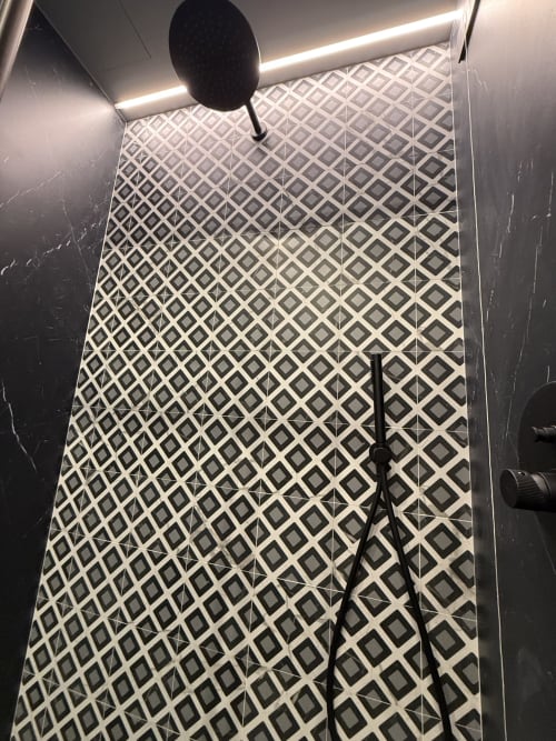 Moderna doccia con piastrelle geometriche nella Deluxe Room Volta 70 a Napoli, Italia