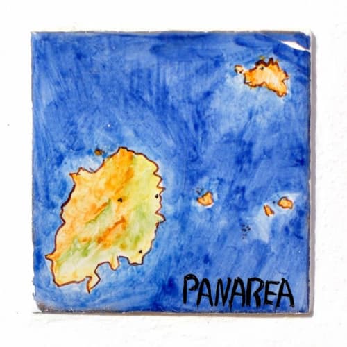 Mappa ad acquerello dell'isola di Panarea, Italia, con mare blu e terreni giallo-verdi circondati da isolette vicine.