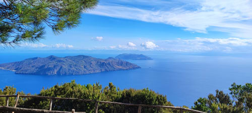 Vista panoramica dall'Hotel Principe di Rinella sulle isole del Mediterraneo e il mare azzurro, Rinella, Italia