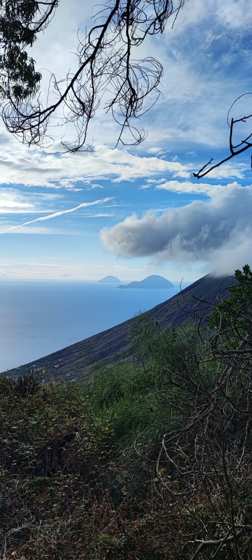 Vista del cono vulcanico dall'Hotel Principe di Rinella con mare e nuvole, Rinella Italia