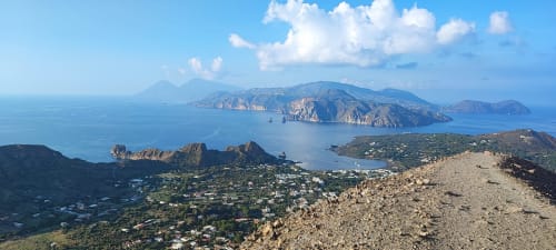 Vista aerea delle Isole Eolie e Hotel Principe di Rinella, Lipari con acque turchesi