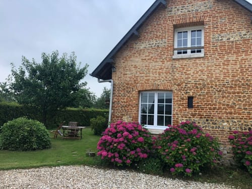 Gite normand en briques au Clos Mahiel avec hortensias roses, jardin, salon de jardin à Saint-Romain-de-Colbosc