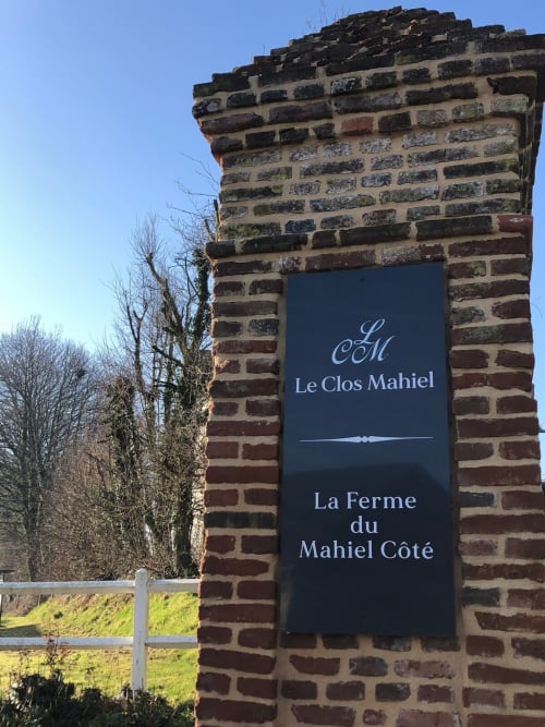 Enseigne Le Clos Mahiel sur pilier d'entrée en brique avec vue sur le jardin, Saint-Romain-de-Colbosc