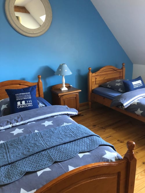 Chambre bleue, lits en bois avec parure étoilée, lampe de charme au gite Le Clos Mahiel
