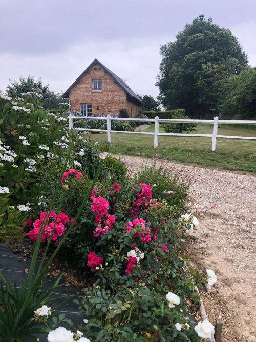 Gite en briques orangées  avec clôture blanche et jardin fleuri au Clos Mahiel, Saint-Romain-de-Colbosc